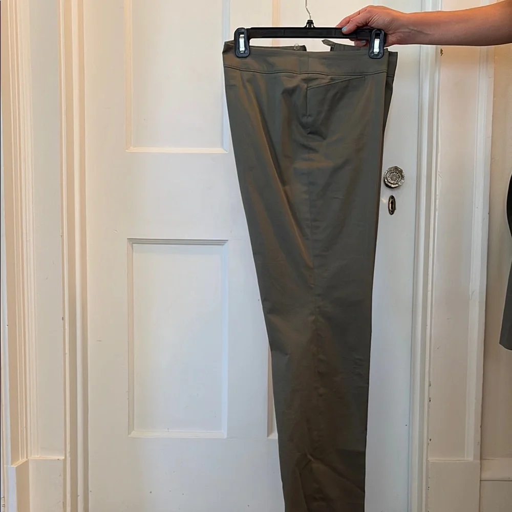 Akris Punto Women’s Tailored Suit in Olive - Picture 4 of 5